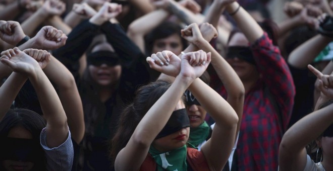 Mujeres participan durante la coreografía 'Un violador en tu camino', en la Plaza de los Derechos Humanos de la Corte Suprema de Justicia y frente al Congreso, en Ciudad de Guatemala (Guatemala). - EFE