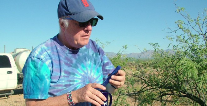 A sus 75 años, Steve Lee Saltonstall es voluntario de Humane Borders, una ONG que ha instalado decenas de tanques de agua en puntos estratégicos del desierto de Sonora para evitar que los migrantes mueran deshidratados. / Humane Borders