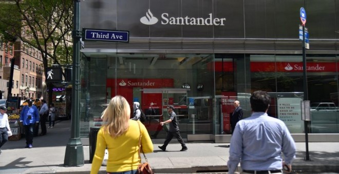 Una oficina del Banco Santander en la Tercera Avenida, de Nueva York. AFP/Héctor Retamal