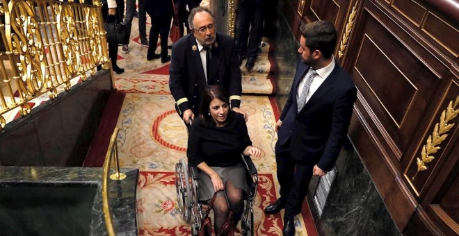 03/12/2019.- La portavoz del PSOE en el Congreso, Adriana Lastra, abandona el hemiciclo en silla de ruedas, tras lesionarse un tobillo. / EFE - BALLESTEROS