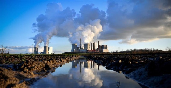 Columnas de humo que se desprenden de la central térmica de Neurath (Alemania). EFE/Archivo