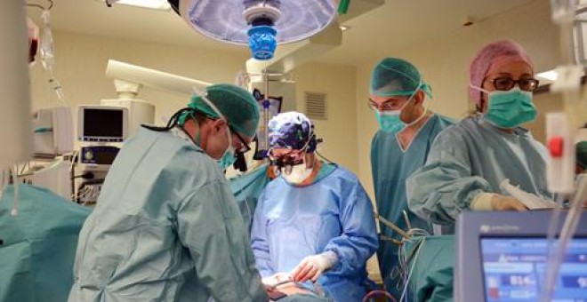 Un hospital de Barcelona realiza el primer bioimplante para reparar el tejido del corazón tras un infarto