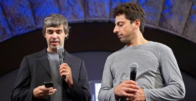 Los fundadores de Google, Larry Page (i.) y Sergey Brin (d.), en una imagen de septiembre de 2008, en la presentación en Nueva York, del primer móvil con el sistema Android. REUTERS/Jacob Silberberg