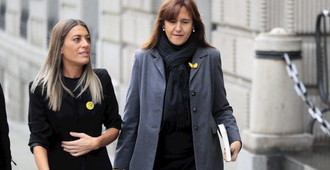 Las diputada de JxCat Laura Borràs y Míriam Nogueras, a su llegada al Congreso, para reunise con la delegación del PSOE para abordar la investidura del presidente en funciones y candidato socialista, Pedro Sánchez. EFE/ Fernando Alvarado