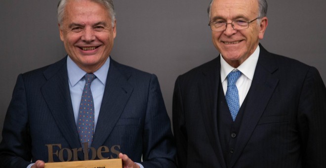 El presidente de la Fundación Mutua Madrileña, Ignacio Garralda, recibe el Premio de Forbes España a la Filantropía 2019, de manos de Isidro Fainé, distinguido el año pasado.