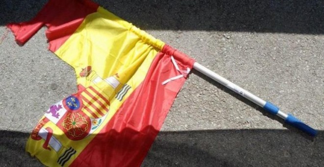 La bandera rota que ha provocado la condena / Joves de SCC (Twitter)