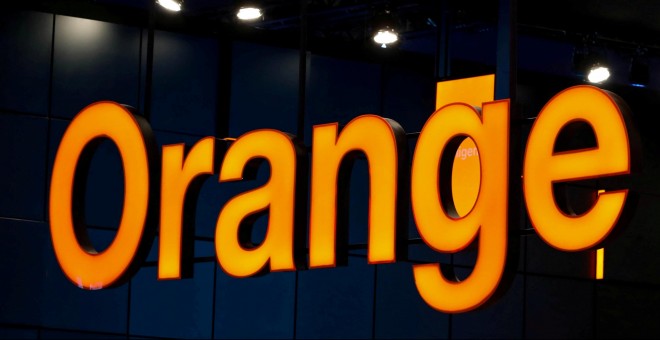 El logo de Orange en su stand en el Mobile World Congress de Barcelona. REUTERS/Yves Herman