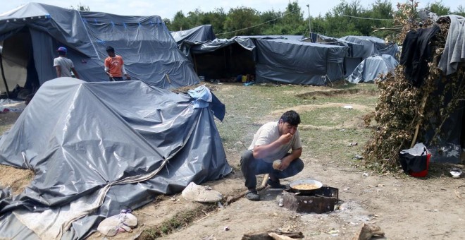 Migrantes acampados en Bosnia y Herzegovina, a solo un kilómetro de la Unión Europea. / Reuters