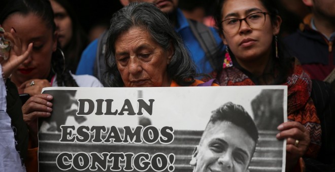 26.11.2019 -  Una mujer sostiene una pancarta durante una manifestación en honor a Dilan Cruz. La pancarta dice: 'Dilan, estamos contigo'. REUTERS / Luisa Gonzalez