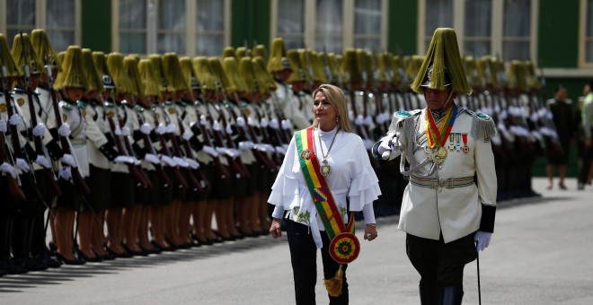 26.11.2019- La presidenta interina de Bolivia, Jeanine Anez, asiste a una ceremonia de la Academia Nacional de Policía en La Paz, Bolivia. REUTERS / David Mercado