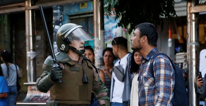 Un miembro de las fuerzas de seguridad discute con un manifestante durante una protesta contra el gobierno de Chile en Valparaíso, Chile, 4 de diciembre de 2019. REUTERS / Rodrigo Garrido