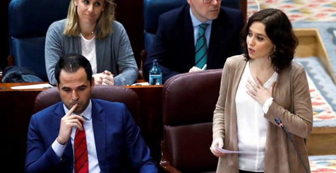 La presidenta de la Comunidad de Madrid, Isabel Díaz Ayuso y su vicepresidente Ignacio Aguado durante el pleno de la Asamblea de Madrid.(DAVID FERNÁNDEZ | EFE)