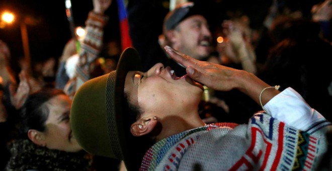 Los manifestantes golpean las ollas mientras se unen a un llamado por lo que dicen que son cacerolazos simultáneos en toda América Latina en apoyo de las protestas, en Bogotá, Colombia, 1 de diciembre de 2019. REUTERS / Carlos Jasso