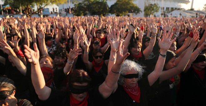 04/12/2019- Miles de mujeres mayores participan en una protesta contra la violencia machista en Santiago de Chile. REUTERS / Ivan Alvarado