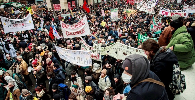 12/05/2019.- Los trabajadores cantan consignas durante la manifestación contra las reformas de pensiones París, Francia. EFE / CHRISTOPHE PETIT TESSON