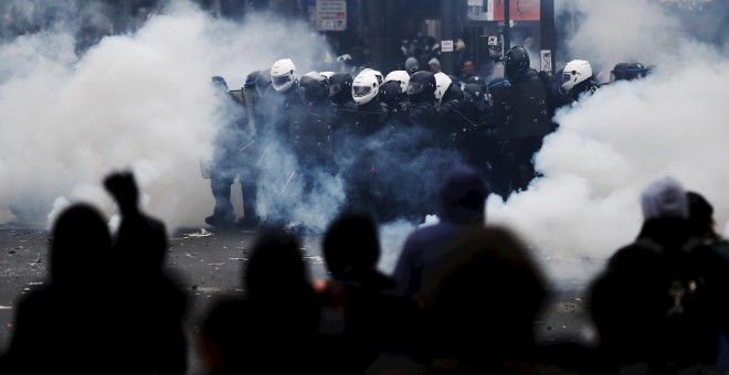 Policías y manifestantes en la movilización contra las reformas de pensiones París, Francia. EFE / IAN LANGSDON