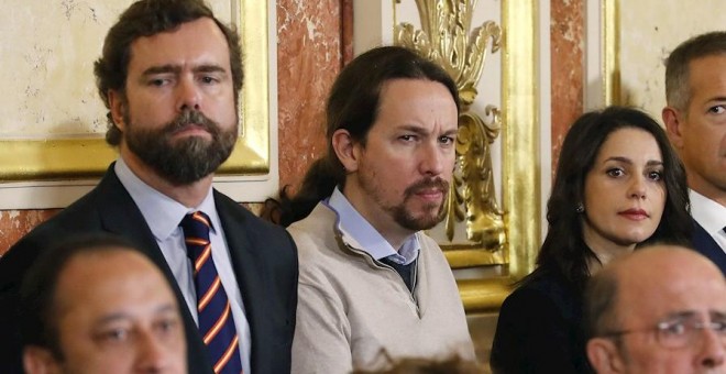 El líder de Podemos, Pablo Iglesias, entre el diputado de Vox Iván Espinosa de los Monteros, y la líder de Ciudadanos, Inés Arrimadas, en el Congreso de los Diputados en la celebración del 41 aniversario de la Constitución. EFE/Ballesteros