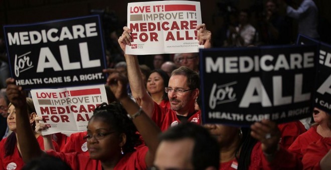 Seguidores demócratas en la presentación de la propuesta del senador Bernie Sanders para una sanidad publica universal en EEUU. AFP/ Alex Wong