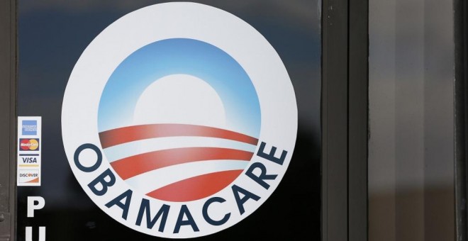 El  logo de Obamacare en la puerta de la agencia de seguros UniVista en Miami, Florida.AFP/Rhona Wise