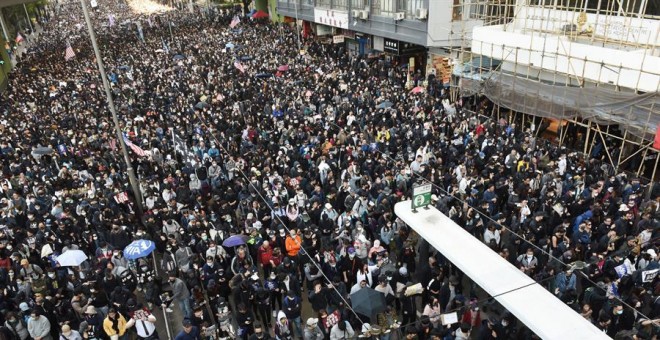 08/12/2019.- Cientos de miles de manifestantes prodemocracia hongkoneses se manifiestan en Hong Kong (China) este domingo. Cientos de miles de manifestantes prodemocracia hongkoneses volvieron este domingo a salir a las calles en la llamada 'Marcha del d