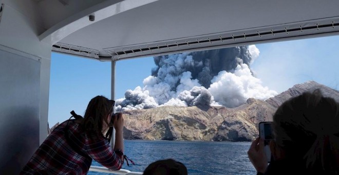 09/12/2019 - Turistas fotografían el volcán neozelandés Whakaari expulsando cenizas. / EFE