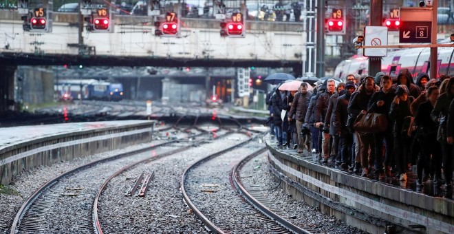 09/12/2019- Viajeros intentan caminar en la estación de Saint-Lazare en París durante la huelga de transportes por la reforma de las pensiones. / REUTERS - CHRISTIAN HARTMANN