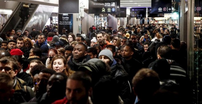 09/12/2019.- Pasajeros en la estación Du Nord de París durante la huelga de transporte por la reforma de las pensiones. / EFE - YOAN VALAT