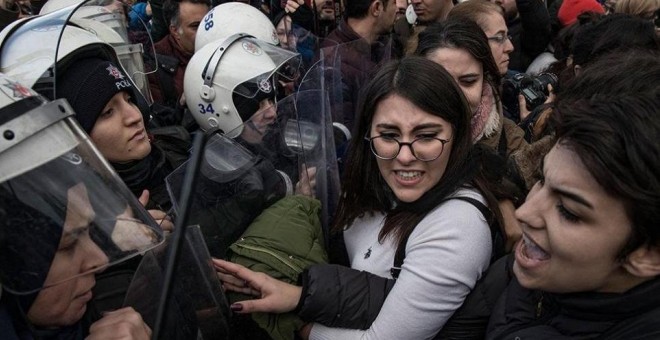 La Policía disuelve en Estambul una acción feminista y detiene a siete mujeres / Twitter