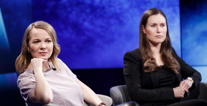 Katri Kulmuni, jefa del Partido de Centro finlandes (i.), con Sanna Marin, del Partido Social Demócrata (d.) en un debate televisado. REUTERS