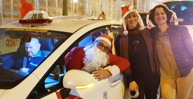 Un vehículo del 'Taxi-Luz' a punto de comenzar el itinerario navideño. / Élite Taxi Madrid