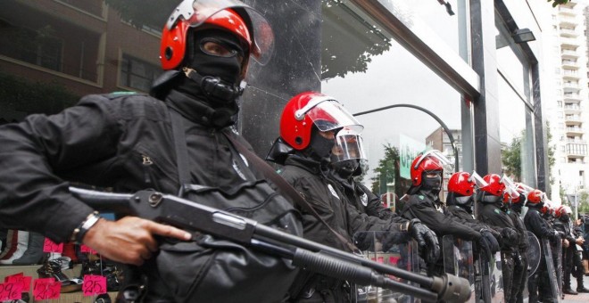 Antidisturbios de la Ertzaintza en una imagen de archivo. LUIS TEJIDO / EFE