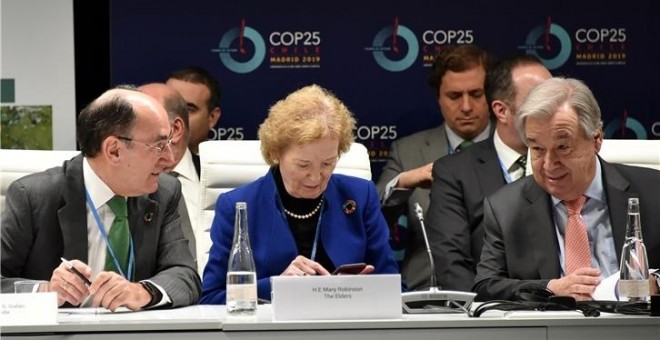 De izq. a der., el presidente de Iberdrola, Ignacio Galán, la presidenta de la ONG The Elders, Mary Robinson, y el secretario general de la ONU, António Guterres. E.P.