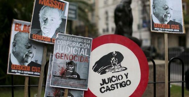 Imagen de archivo de carteles de denuncia durante una movilización de hijos de desaparecidos durante la dictadura militar argentina. EFE/David Fernández