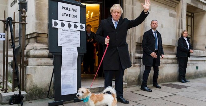 12/12/2019 - El primer ministro británico Boris Johnson abandona un colegio electoral después de votar. / EFE - VICKIE FLORES