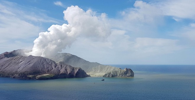 Imagen del volcán Whakaari en erupción. EUROPA PRESS