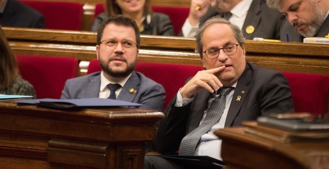 11/12/2019.- El presidente de la Generalitat, Quim Torra, junto a su vicepresidente, Pere Aragonés (i), durante la sesión de control al gobierno catalán en el Parlament que se celebra tras los 'avances' constatados por PSOE y ERC en las negociaciones para