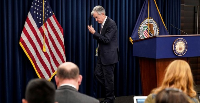 El presidente de la Reserva Federal, Jerome Powell, tras la rueda de prensa para informar de las decisiones en la reunión del Comité de Mercado Abierto de la institución, en Washington. REUTERS/Joshua Roberts