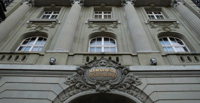 Detalle de la fachada de la sede del Banco Nacional Suizo, en Berna. REUTERS/Denis Balibouse