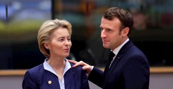 La presidenta de la Comisión Europea (CE), Ursula Von der Leyen (i), conversa con el presidente francés, Emmanuel Macron, durante la última cumbre del Consejo Europeo del año, este jueves en Bruselas (Bélgica). EFE/ Olivier Hoslet
