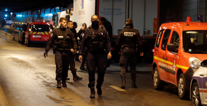 Gendarmes acordonan la zona en la que han abatido a un hombre armado en el parisino barrio de La Défense./ CHARLES PLATIAU (REUTERS)
