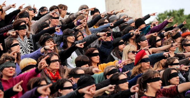 3/12/2019.- Más de 200 mujeres convocadas por la Asamblea Feminista de Valencia, han realizado una 'intervención-réplica' en valenciano de la actuación creada por un grupo de mujeres en Chile bajo el título 'Un violador en tu camino'. EFE/Manuel Bruque