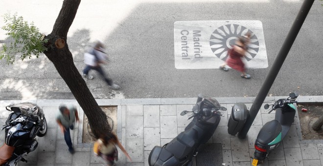 04/07/2019 - Motos aparcadas en una de las vías que componen Madrid Central. / EUROPA PRESS