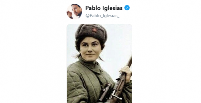 Tuit del secretario general de Podemos, Pablo Iglesias, donde publica una fotografía de la francotiradora antifascista Liudmila Pavlichenko. / TWITTER