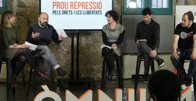La presentació del mapa de la repressió, amb Marcel Mauri (Òmnium), Anaïs Franquesa (Irídia), Xavier Pellicer (Alerta Solidària) i David Fernàndez. ÒMNIUM CULTURAL