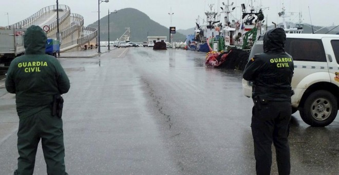 17/12/2019 - Dos agentes de la Guardia Civil controlan el acceso al puerto de Santoña, tras conocerse que un pesquero ha hallado a primera hora de esta mañana el cuerpo de una persona joven flotando. | EFE