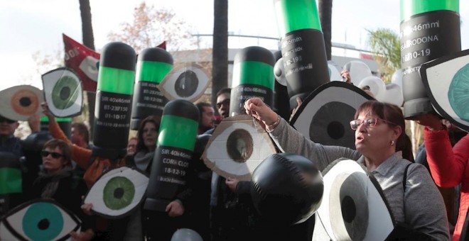 18/12/2019.- Preparativos con globos negros y simulaciones de proyectiles de foam previa al partido entre FC Barcelona y el Real Madrid. / EFE - MARTA PEREZ