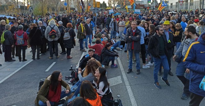 L'entorn del Camp Nou amb milers de persones que han acudit a la crida del Tsunami Democràtic. MARIA RUBIO