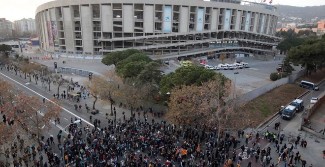 18/12/2019.- Vista aérea de la concentración de Tsunami Democràtic en los aledaños del Camp Nou antes del clásico. / EFE- MARTA PÉREZ