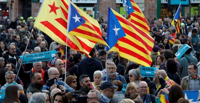 18/12/2019.- Manifestantes en los aledaños del Camp Nou. / EFE - TONI ALBIR