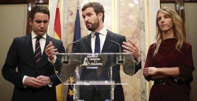 El presidente del PP, Pablo Casado, en rueda de prensa junto a la portavoz del Partido Popular en el Comgreso, Cayetana Álvarez de Toledo (dech) y el secretario general del PP, Teodoro García Egea (izq), tras finalizar la sesión de constitución de las Cor